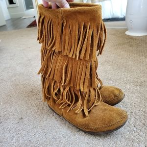 Minnetonka 3 Tier Fringe Boot